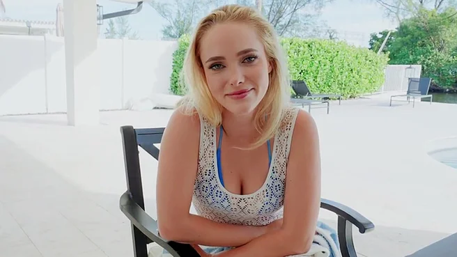 Athena Fleurs бильярдном столе трахается сняв бикини