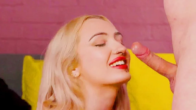 Kitty Marie принимает особого клиента и присела ему на лицо