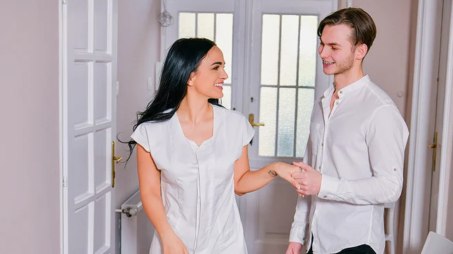 Медсестра Claudia Bavel дала пациенту во время приёма и ловит куни