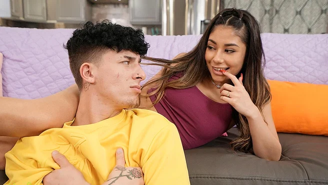 XxLayna Marie с загорелыми ножками отдалась сводному до камшота