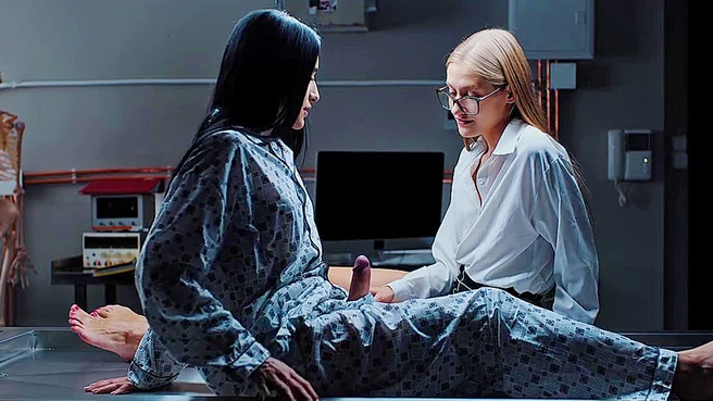 В лаборатории Ara Mix превращается в футанари и трахает худышку