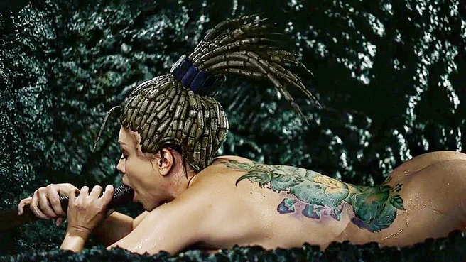 Щупальца кончают внутрь жопы и в рот горячей суке в лесу