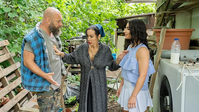 Lola Dangerous в деревне пряталась, но пришлось сосать при всех