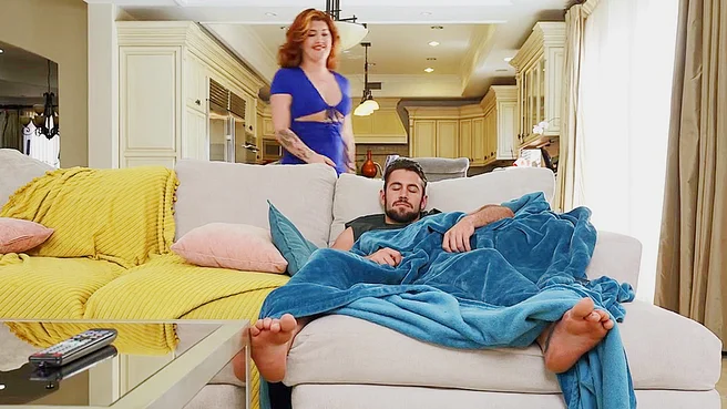 Трансуха с отличной жопой отдается сразу двоим на диване