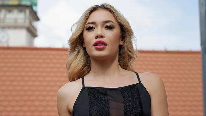 Ловит кремпай в Париже от белобрысого парня