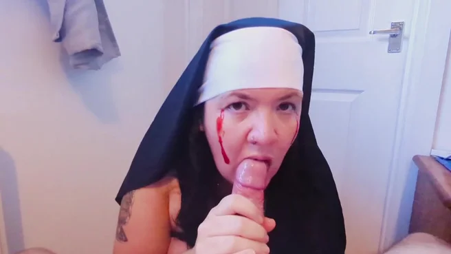 Монашка отсасывает член с кровавыми глазами